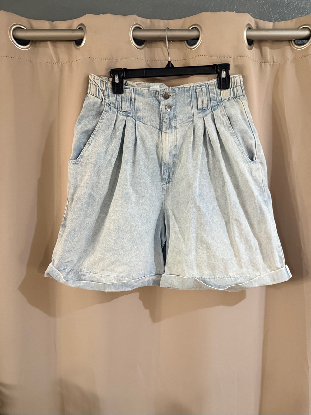 90’s Partners Light Wash Denim Pleated Women’s Shorts - Casual Summer Style